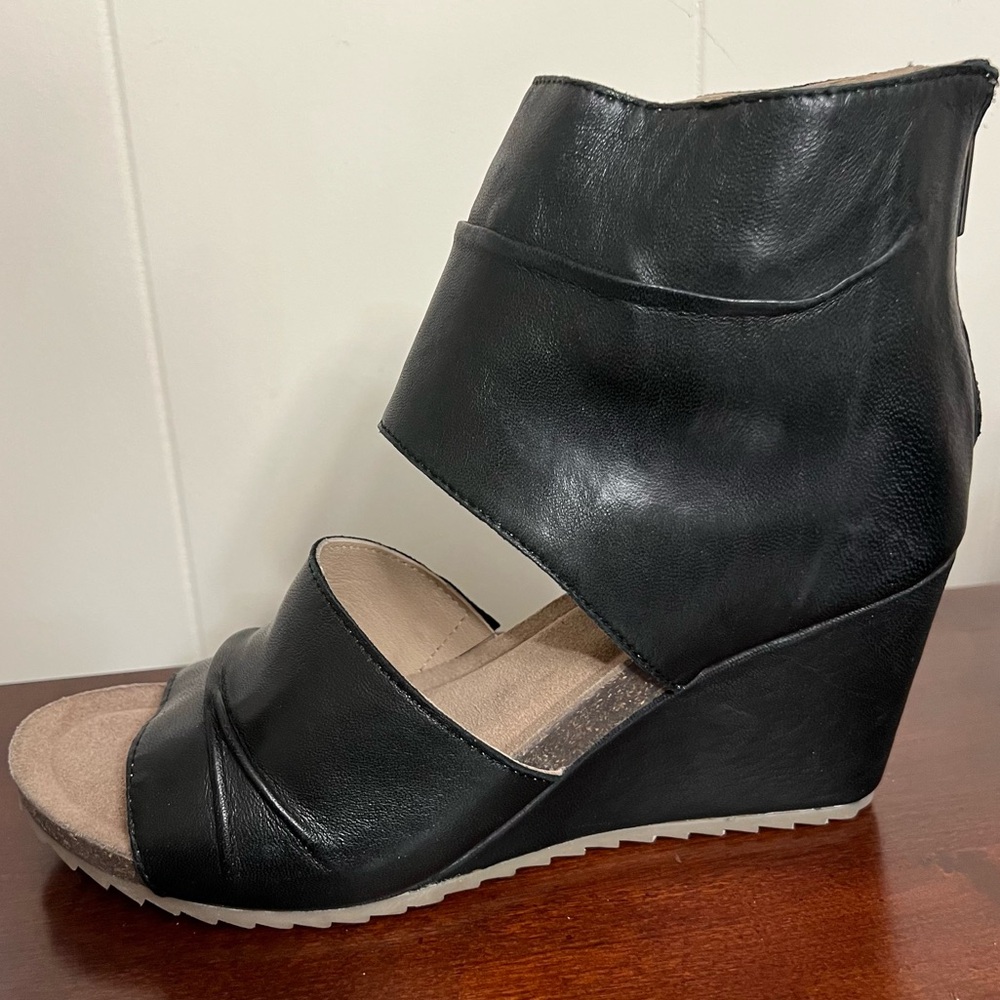 Diba True "Next N Line" Black Leather Wedge Sandals 10 NWOT - Picture 8 of 16